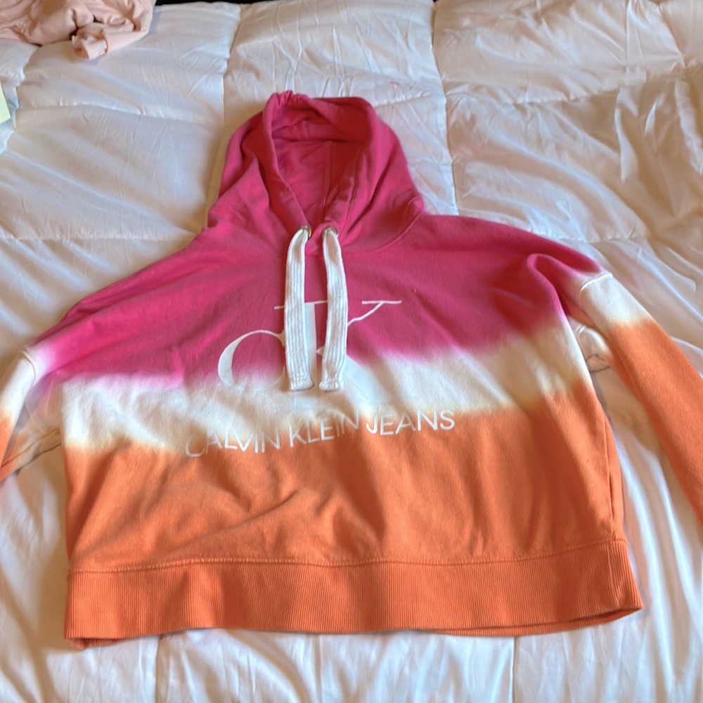 Calvin Klein sweatshirt super cute, soft, and comfy!